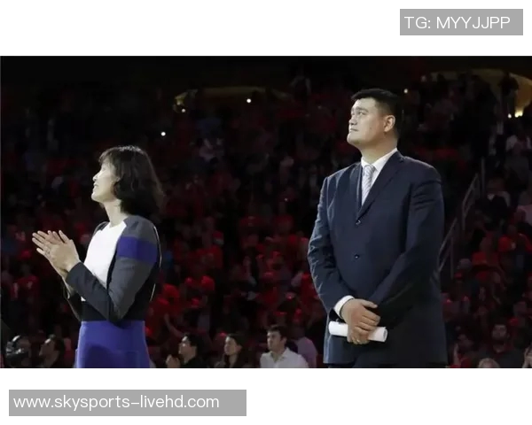 球迷激动见到姚明瞬间回忆起他的辉煌篮球生涯与无尽热爱